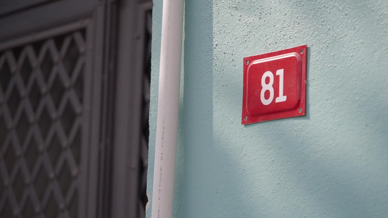 House number 81 on a wall