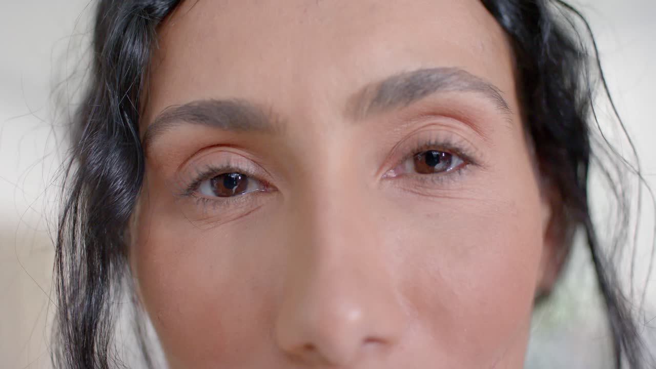 슬로모션 으로 병원 에서 카메라 를 바라보는 행복 한 남녀 의사 의 초상화