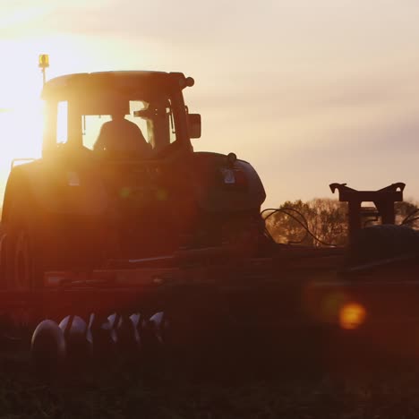 tractor ara a través del suelo 9