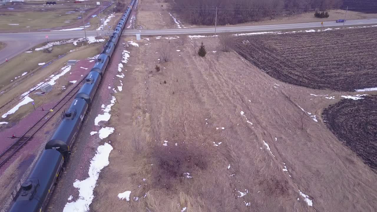 una antena sobre un tren petrolero con vagones cisterna moviéndose rápidamente por las vías