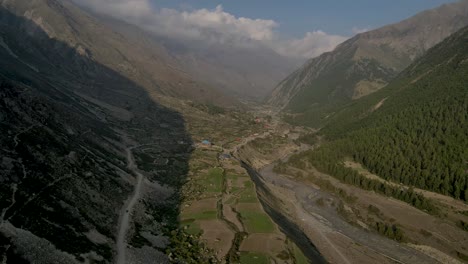 una hermosa toma de drone de chitkul situado en el valle de kinnaur en himachal pradesh.