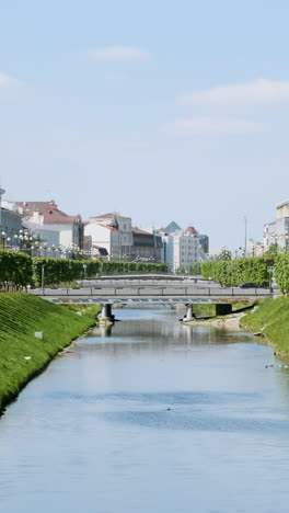 paisaje del puente fluvial de la ciudad