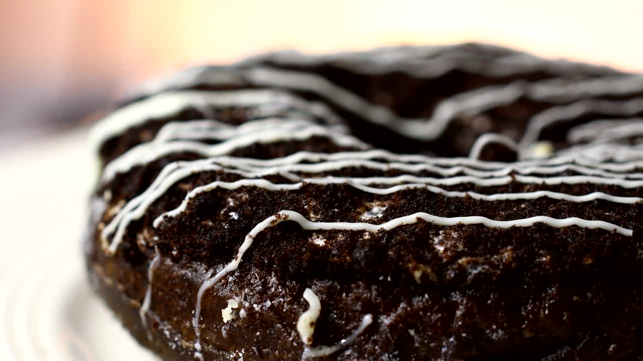 chocolate crujiente rosquilla girando. delicioso dulce de cacao rosca girando