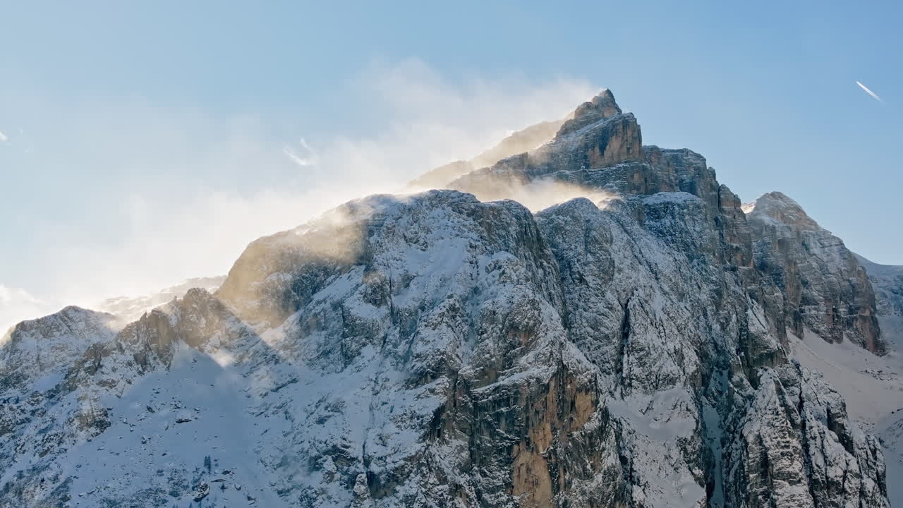 İtalya, Dolomitler'deki dağlarda karın havadan drone görüntüsü