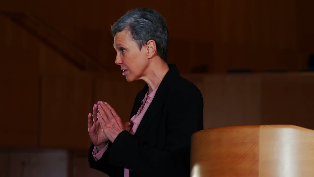 여자 경영자 가 연설 을 하고 있다