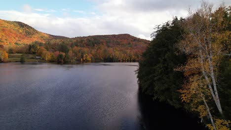 Lago-De-Nueva-Inglaterra-En-Otoño-Empuje-Aéreo-Lento