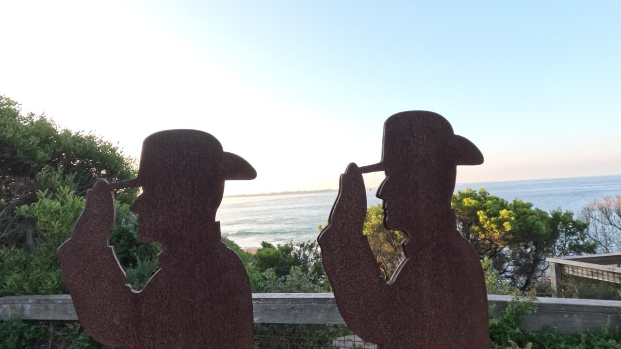 바다에서 인사를 하는 군인들의 실루