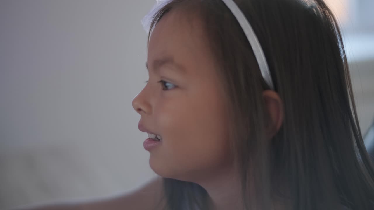 una niña con un hermoso vestido está dibujando en una computadora personal
