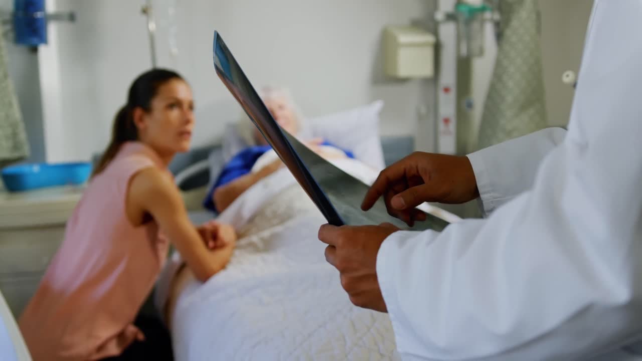 médico discutiendo sobre el informe de rayos x 4k