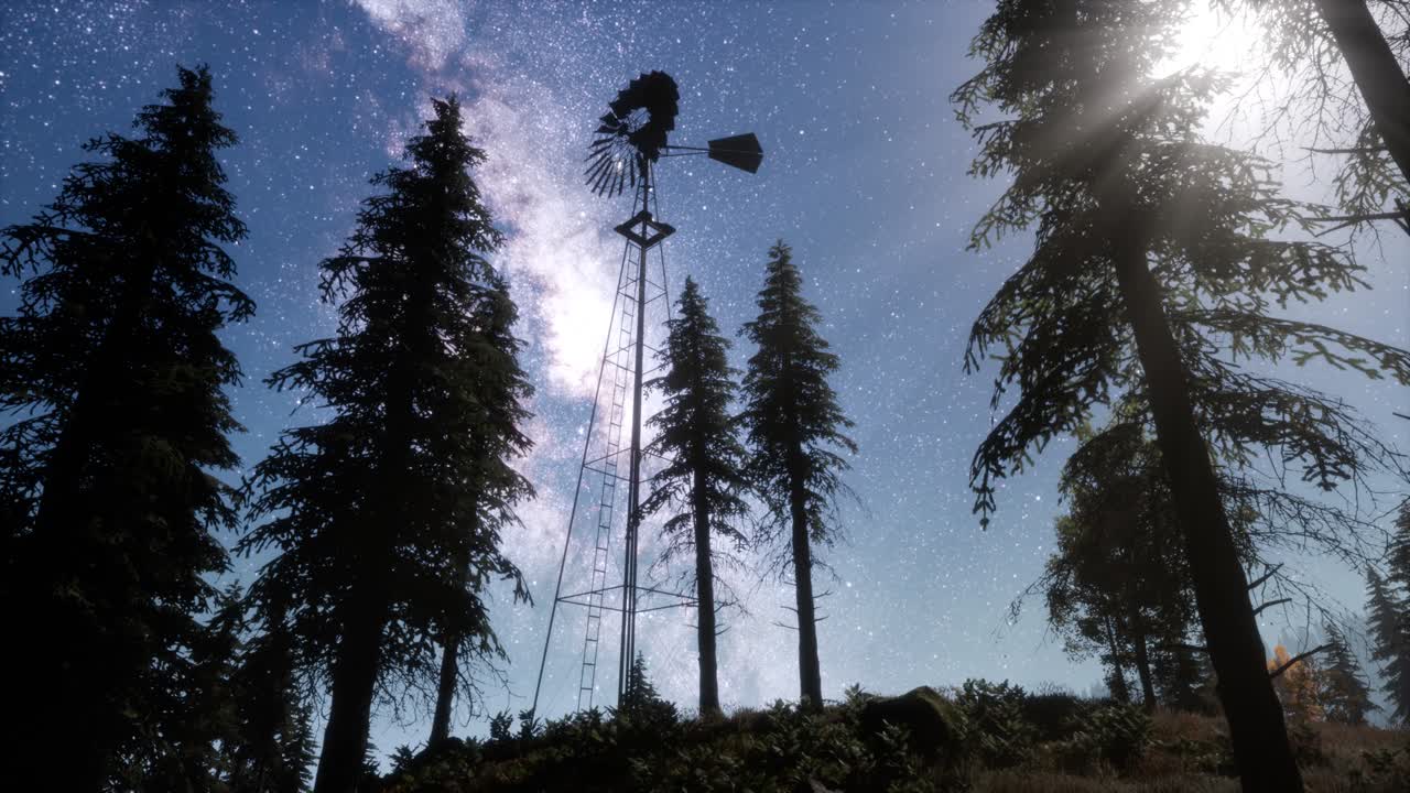 별과 함께 산의 숲에서 레트로 풍차. 하이퍼  ⁇ 스