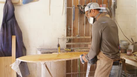 Fabricante-De-Tablas-De-Surf-Usando-Una-Máquina-Pulidora-En-Una-Tabla-De-Surf-4k