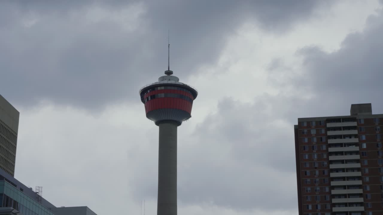 カナダ、アルバータ州の曇り空を背景にしたカルガリータワー展望台のランドマーク。