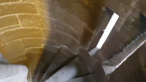 bajando las escaleras redondas en la fortaleza medieval