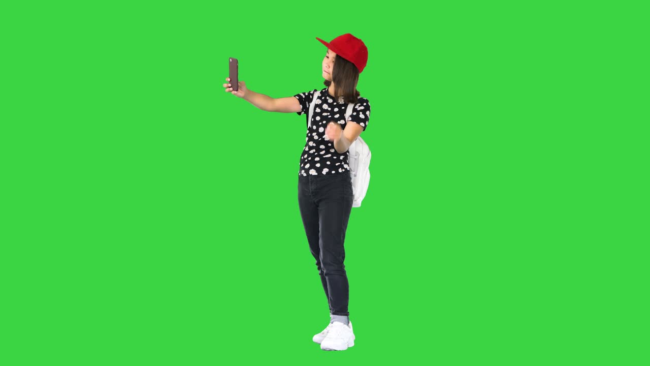 Scolara asiatica che si fa un selfie su uno schermo verde, Chroma Key