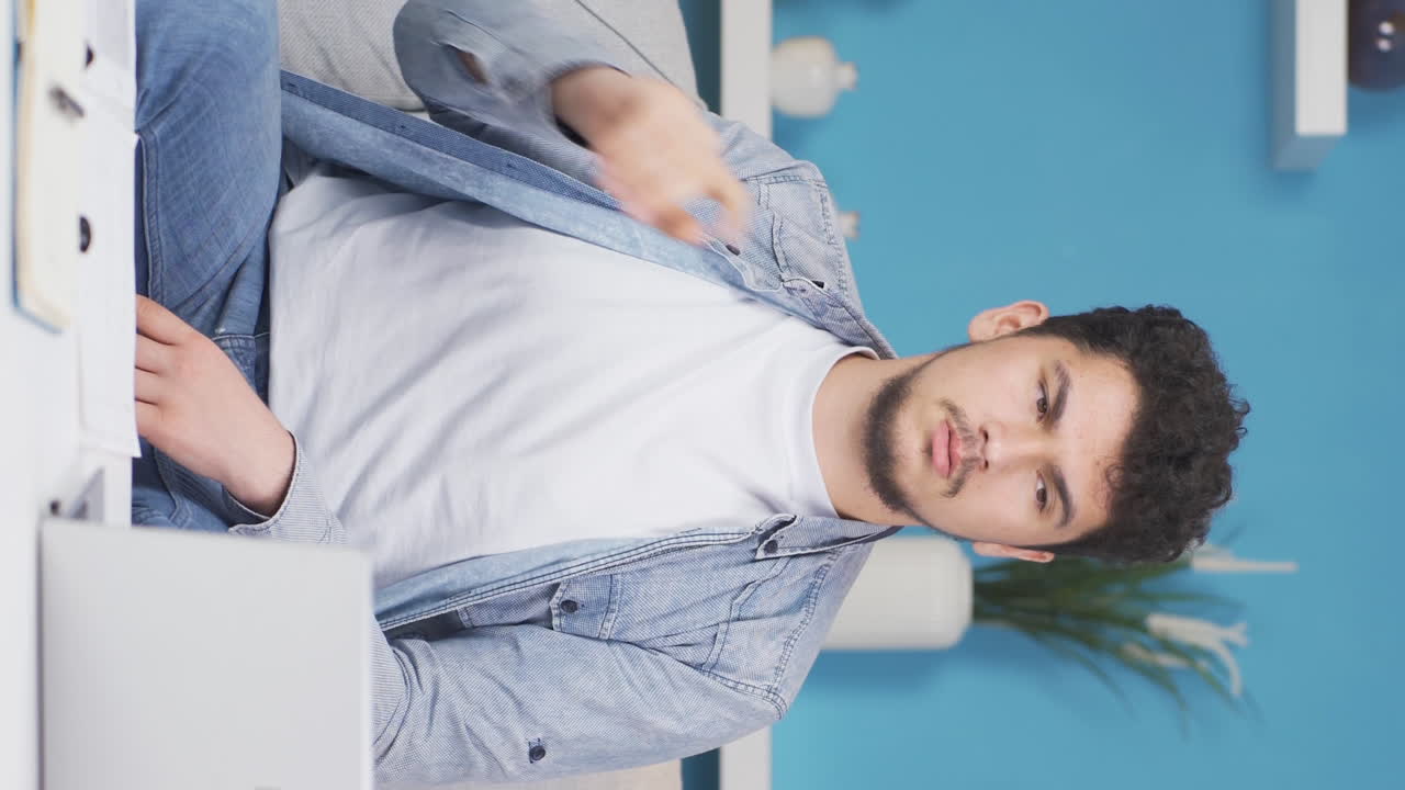 잊어버리는 문제를 가진 남자의 수직 비디오입니다.