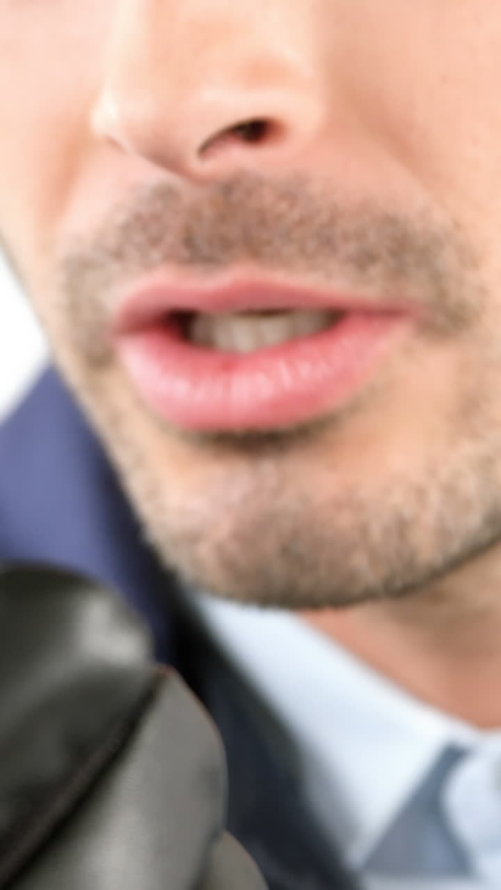 워키토키로 이야기하는 보안요원