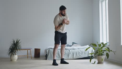 hombre haciendo estiramientos o ejercicios en casa