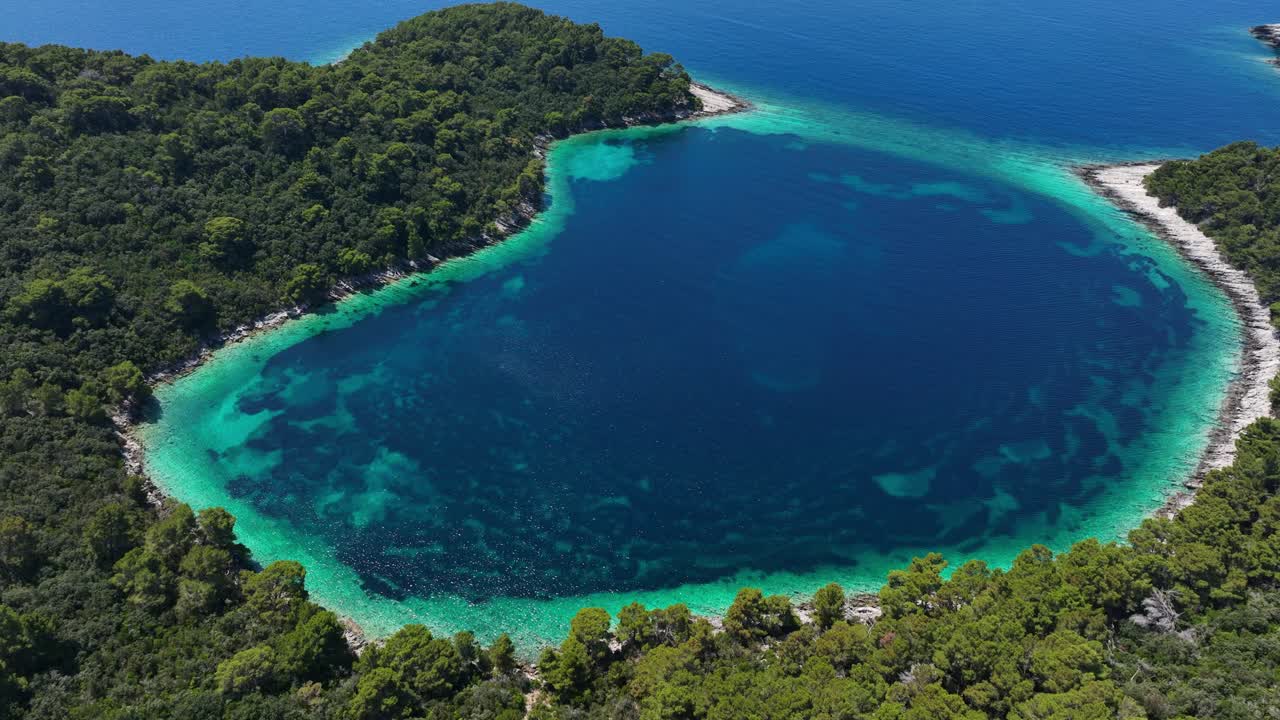 Veduta aerea di Mljet, il sereno lago blu e la lussureggiante foresta della Croazia.