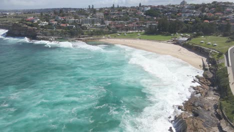 Coches-Estacionados-En-Bronte-Marine-Drive-Con-Olas-Rompiendo-En-Verano---Bronte-Beach-En-Sydney,-Nsw,-Australia