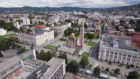 impresionante iglesia ortodoxa en banja luka, órbita aérea horizonte de la ciudad día de verano