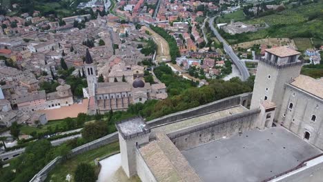 Vista-Aérea-De-La-Catedral-De-Spoleto-Y-La-Fortaleza-Albornoziana