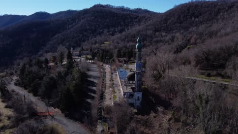 vista aérea del minarete en la ciudad fantasma abandonada consonno