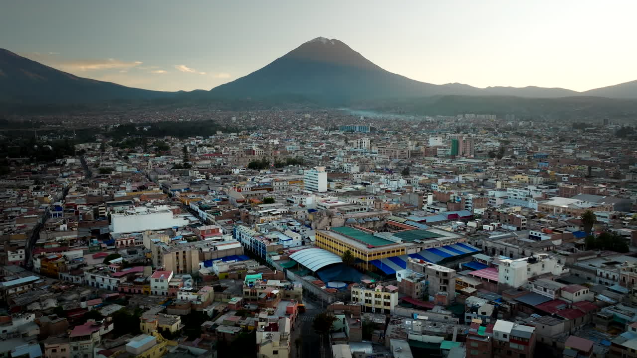 Auringonnousun dronelento Arequipan kaupungin yllä Perussa, Misti-tulivuori etäällä.