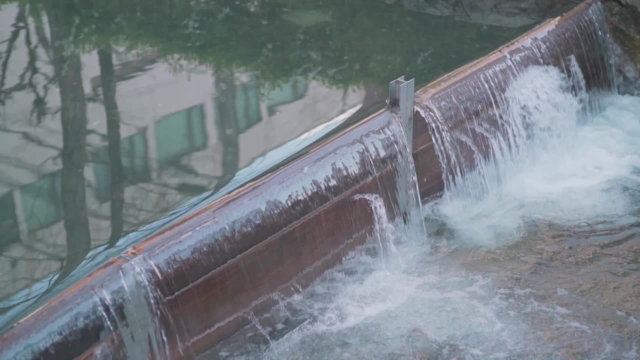 일본 교토 가와라마치의 타카세 강에 흐르는 맑은 물 - 높은 앵글 샷