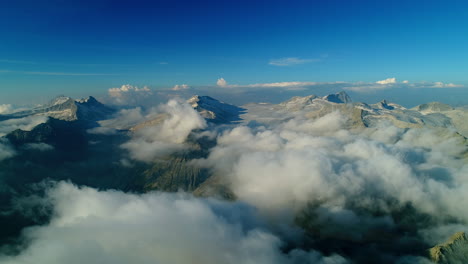 Vista-Aérea-Sobre-La-Cadena-Montañosa-Alpina