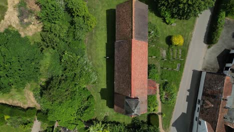 Una-Panorámica-De-Arriba-Hacia-Abajo-De-La-Iglesia-Y-El-Cementerio-De-Santa-María-En-Stodmarsh