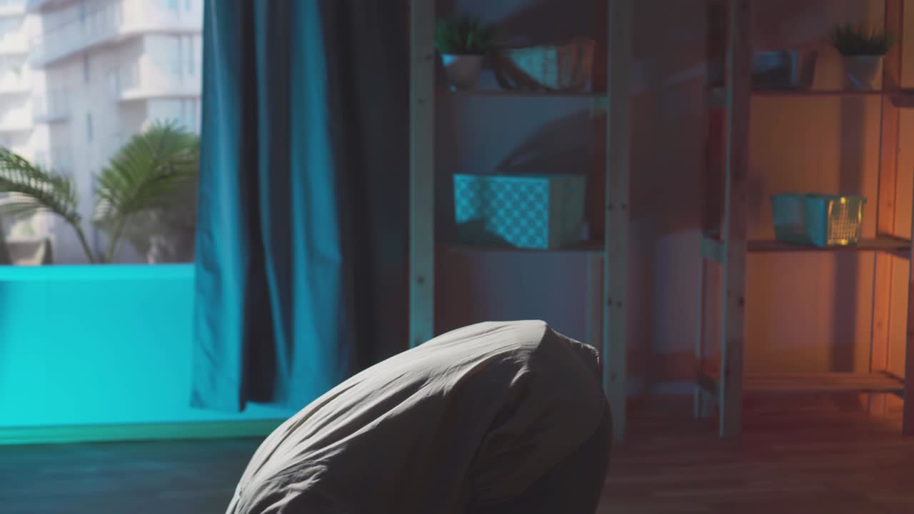 retrato de un hombre musulmán de mediana edad con sombreros de oración tradicionales de hombres musulmanes orando en su casa de cerca