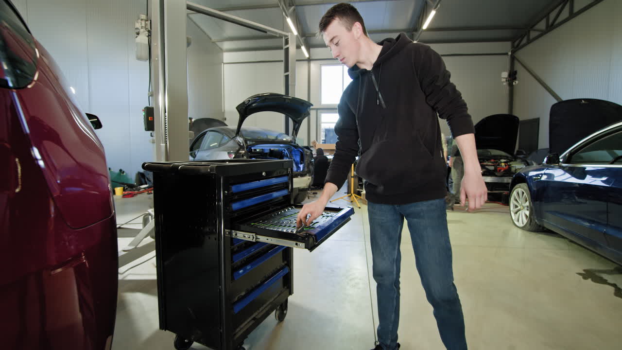 reparación y mantenimiento de automóviles en un garaje