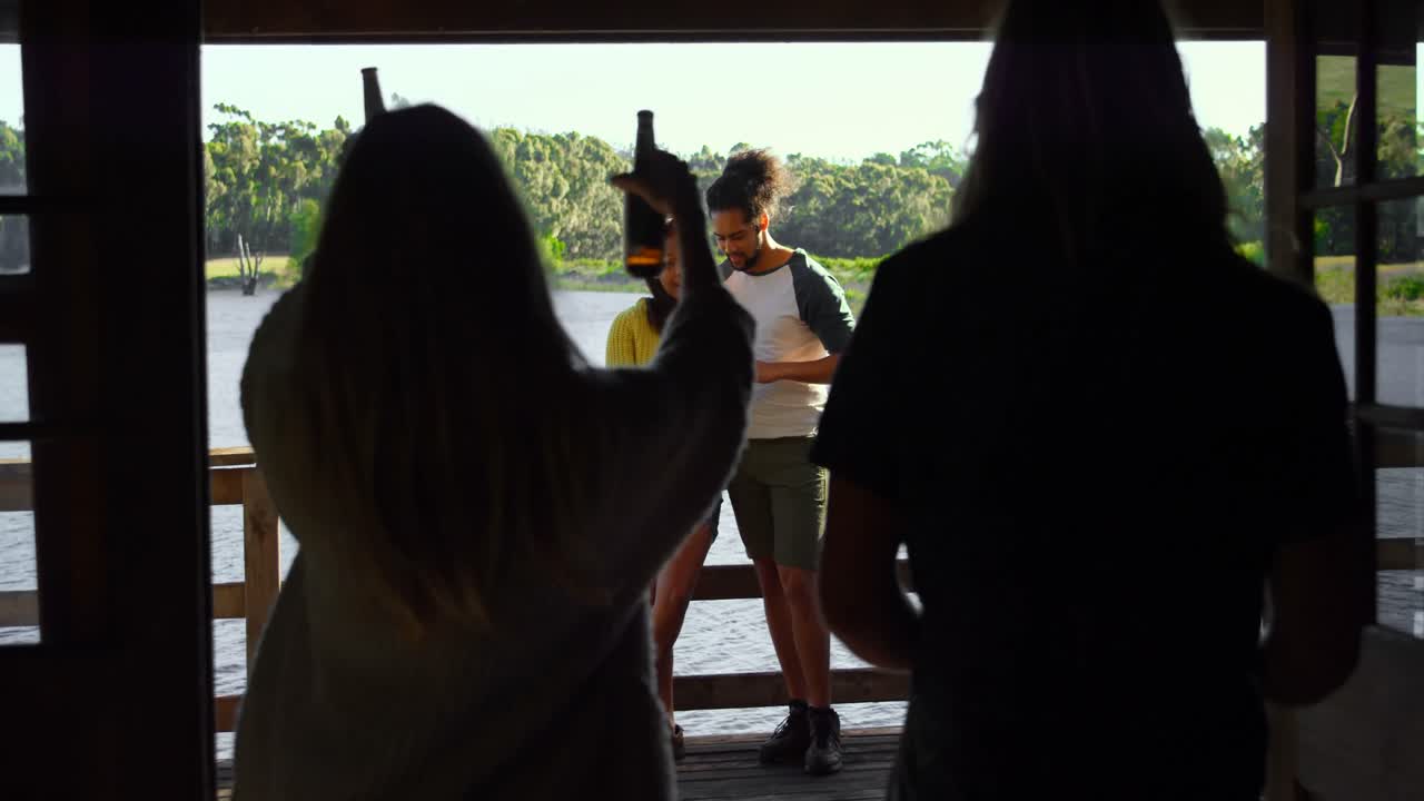 친구들이 4k 오두막에서 재미를 즐기고 있습니다.