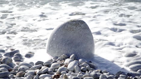 Meereswellen,-Die-Auf-Den-Weißen-Kiesstrand-In-Griechenland-Krachen