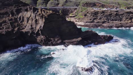 Imágenes-Aéreas-De-Olas-Del-Océano-Cubiertas-De-Blanco-Rompiendo-En-Una-Costa-Rocosa-En-Oahu,-Hawaii