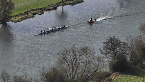 Coxed-8-Bote-De-Remos-En-El-Río-Támesis-Con-Vista-Aérea-De-Lectura-De-Barco-De-Apoyo