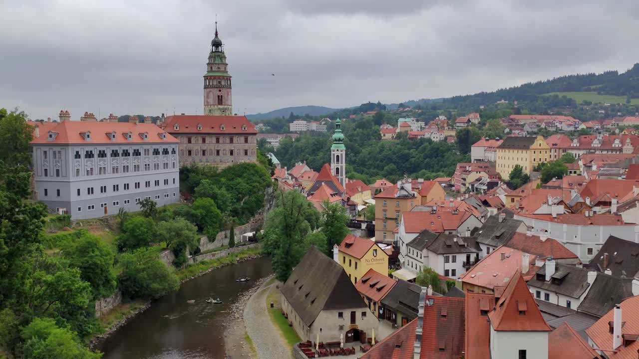 Vista de um castelo em Český Krumlov e do rio Vltava com remadores, inclinação para cima