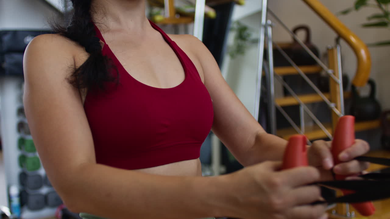 mujer haciendo ejercicio con banda de resistencia
