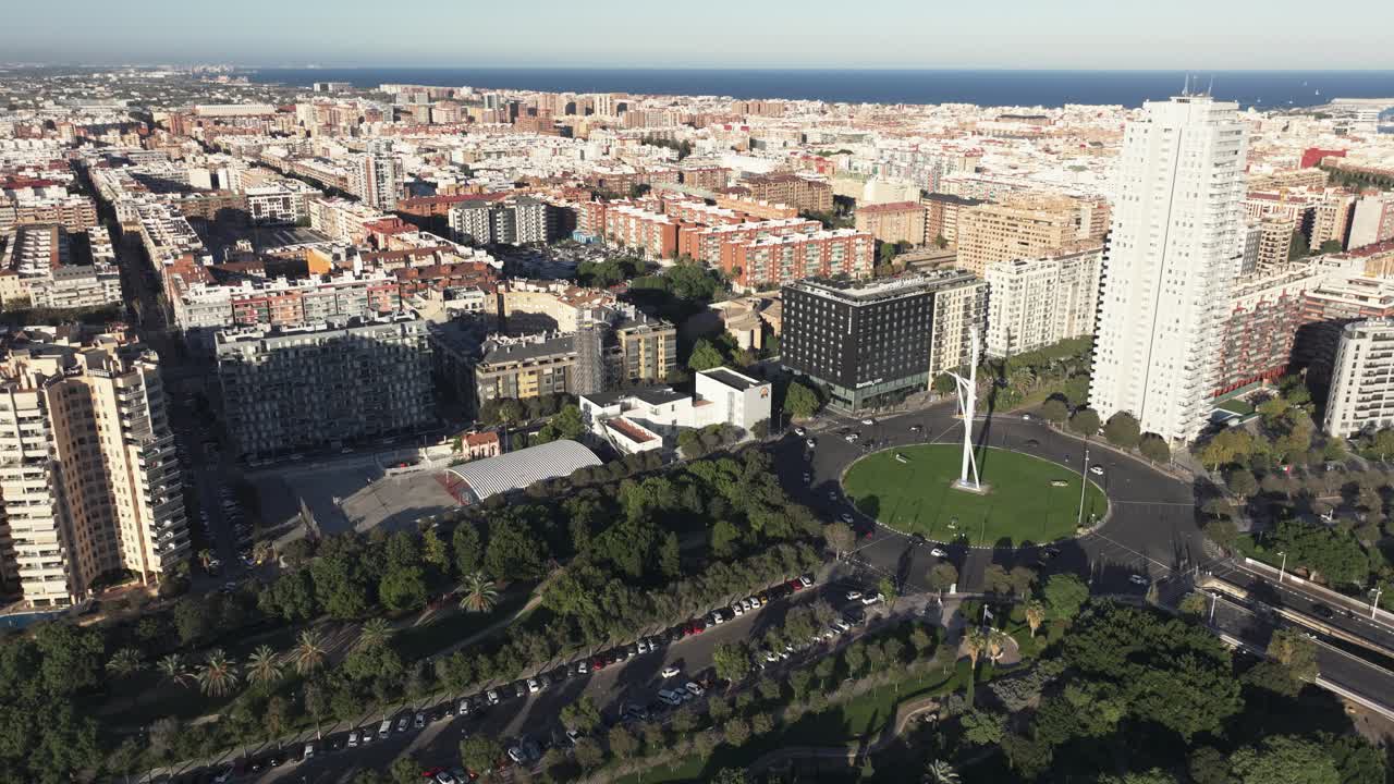 スペイン、バレンシアの住宅タワーと緑豊かな都市公園をドローンで空撮。ゴールデンアワーの広大な都市景観、映画のような首都圏のスカイラインと近隣を捉えた映像。