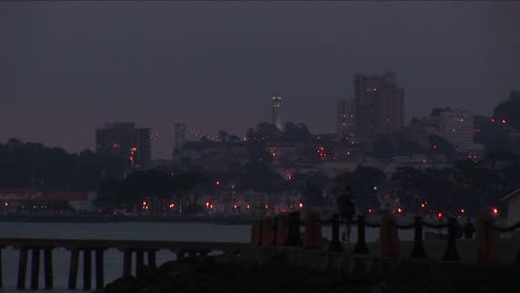 Un-Corredor-Tiene-Una-Vista-Nocturna-Extraordinaria-De-San-Francisco-Con-Sus-Famosos-Monumentos-Grabados-Contra-El-Cielo