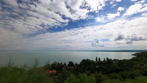 hermoso video de lapso de tiempo de hungría, tihany, mirando hacia la costa sur sobre el lago balaton