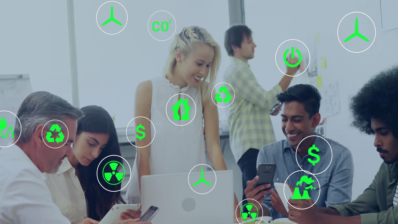 animación de iconos ecológicos y procesamiento de datos sobre diversas personas de negocios en la oficina