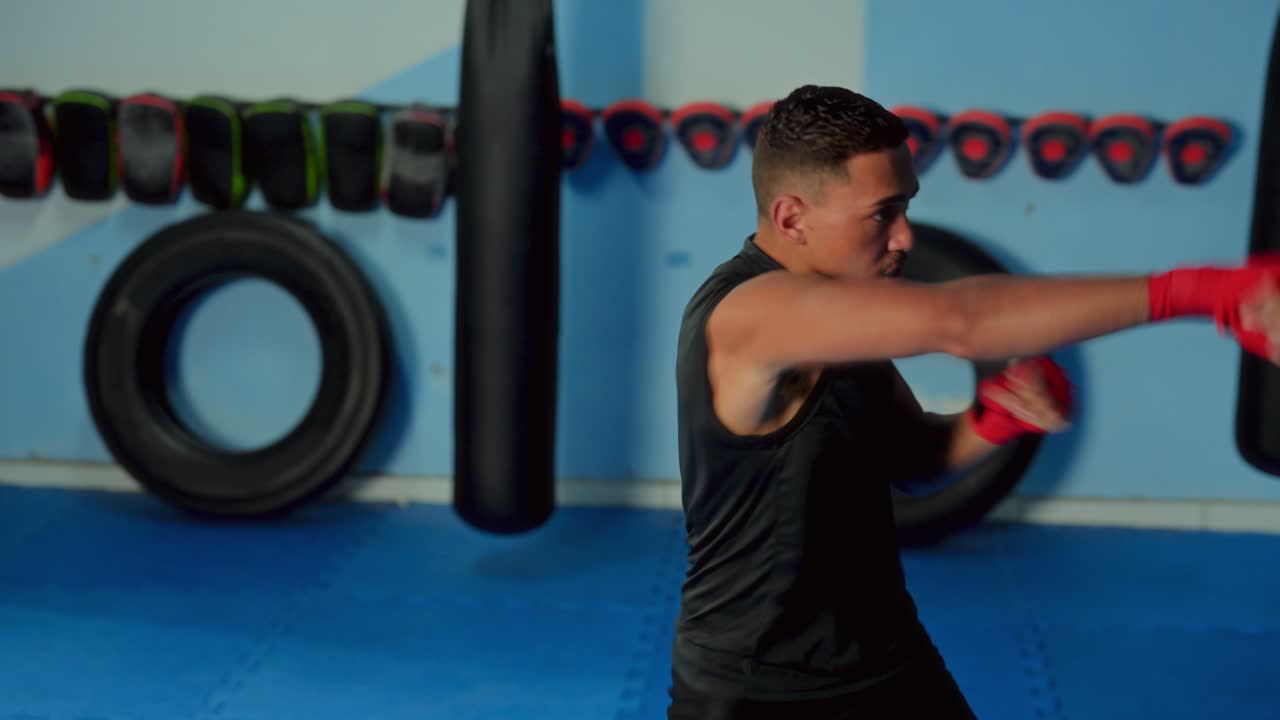 권투 체육관 에서 훈련 하는 남자