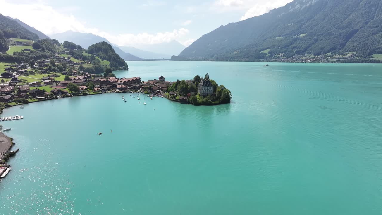 vista aérea del pueblo de iseltwald a las orillas del lago brienz en la región de las tierras altas de berna, suiza