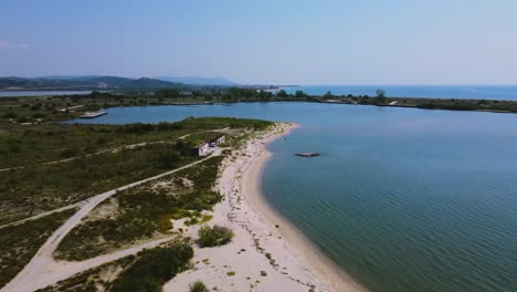 vista aérea sobre el estuario del río y la playa con edificio abandonado, río strimonas, grecia