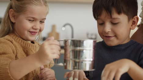 Video-De-Niños-Aplicando-Harina-En-Una-Tabla-Para-Hornear