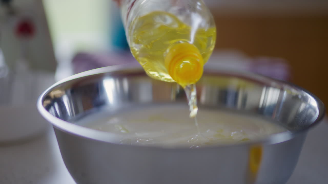 verter aceite en el cuenco preparar la masa para hornear el pan