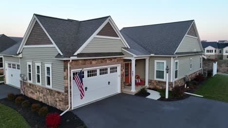 Amerikanische-Flagge-Auf-Modernem-Haus-In-55-Seniorenwohnanlage