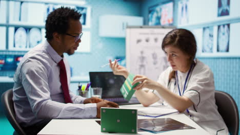 paciente y especialista médico en una visita de chequeo junto a la pantalla verde