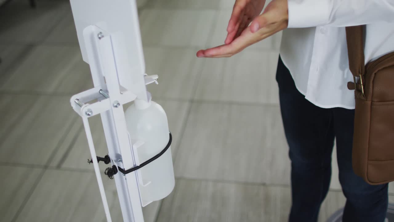 retrato de un hombre de raza mixta con dreadlocks con máscara facial azul